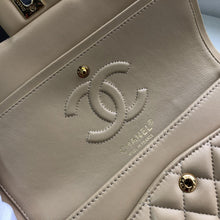 Load image into Gallery viewer, CC Flap Bag X Lambskin Medium
