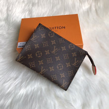 Load image into Gallery viewer, TOILETRY POUCH 19
