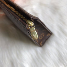 Load image into Gallery viewer, TOILETRY POUCH 19

