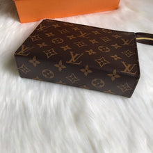 Load image into Gallery viewer, TOILETRY POUCH 19

