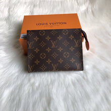 Load image into Gallery viewer, TOILETRY POUCH 19
