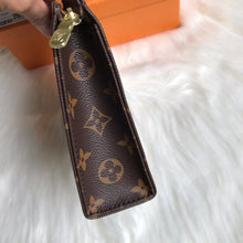 Load image into Gallery viewer, TOILETRY POUCH 19
