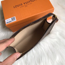 Load image into Gallery viewer, TOILETRY POUCH 19

