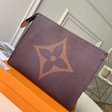 Load image into Gallery viewer, TOILETRY POUCH 26
