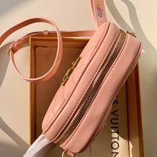 Load image into Gallery viewer, NEW WAVE HEART BAG

