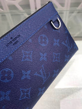 Load image into Gallery viewer, Discovery Pochette
