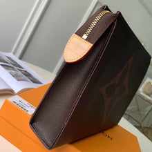 Load image into Gallery viewer, TOILETRY POUCH 26

