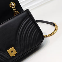 Load image into Gallery viewer, GG Marmont matelassé shoulder bag 26cm
