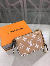 Load image into Gallery viewer, MICRO POCHETTE ACCESSOIRES
