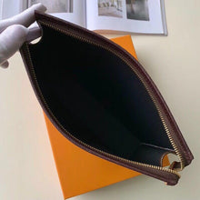 Load image into Gallery viewer, TOILETRY POUCH 26

