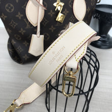 Load image into Gallery viewer, FLOWER ZIPPED TOTE PM
