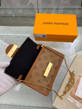 Load image into Gallery viewer, DAUPHINE CHAIN WALLET
