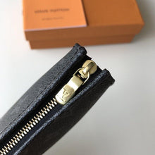 Load image into Gallery viewer, TOILETRY POUCH 15
