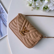 Load image into Gallery viewer, NEW WAVE CHAIN POCHETTE
