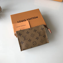Load image into Gallery viewer, TOILETRY POUCH 15
