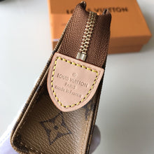 Load image into Gallery viewer, TOILETRY POUCH 15
