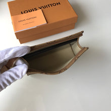 Load image into Gallery viewer, TOILETRY POUCH 15
