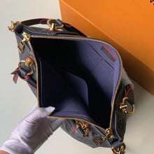 Load image into Gallery viewer, V Tote MM
