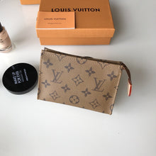 Load image into Gallery viewer, TOILETRY POUCH 15
