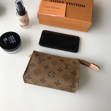 Load image into Gallery viewer, TOILETRY POUCH 15
