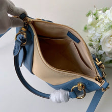 Load image into Gallery viewer, V Tote BB
