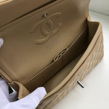 Load image into Gallery viewer, CC Flap Bag X Lambskin Medium
