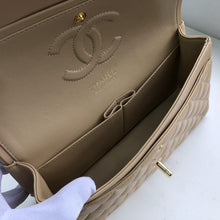 Load image into Gallery viewer, CC Flap Bag X Lambskin Medium
