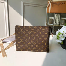 Load image into Gallery viewer, TOILETRY POUCH 26
