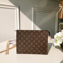 Load image into Gallery viewer, TOILETRY POUCH 26
