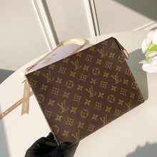 Load image into Gallery viewer, TOILETRY POUCH 26
