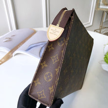 Load image into Gallery viewer, TOILETRY POUCH 26
