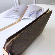 Load image into Gallery viewer, TOILETRY POUCH 26
