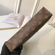 Load image into Gallery viewer, TOILETRY POUCH 26
