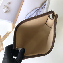 Load image into Gallery viewer, TOILETRY POUCH 26
